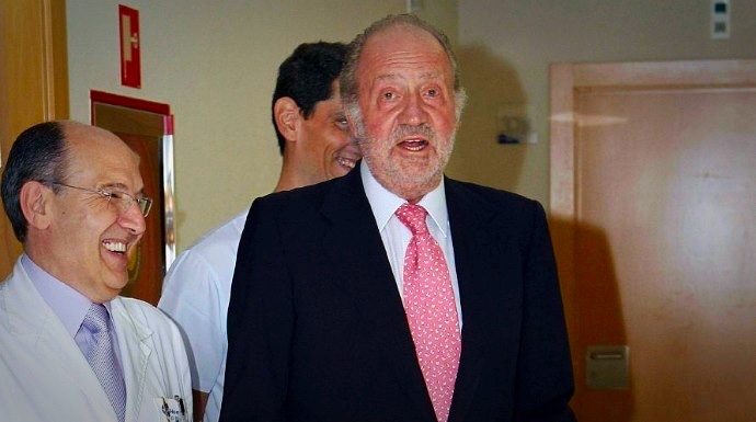 El entonces Rey Juan Carlos tras su accidente de caza en el continente africano.