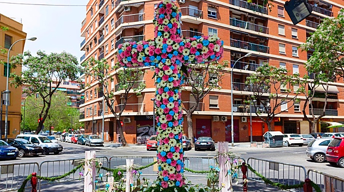 Imagen de una de las "cruces de mayo" en Valencia.