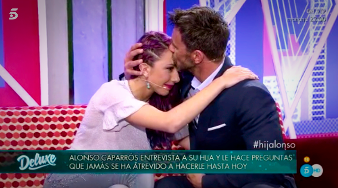 Un momento del programa, Alonso Caparros y su hija se funden en un abrazo, entre lágrimas.