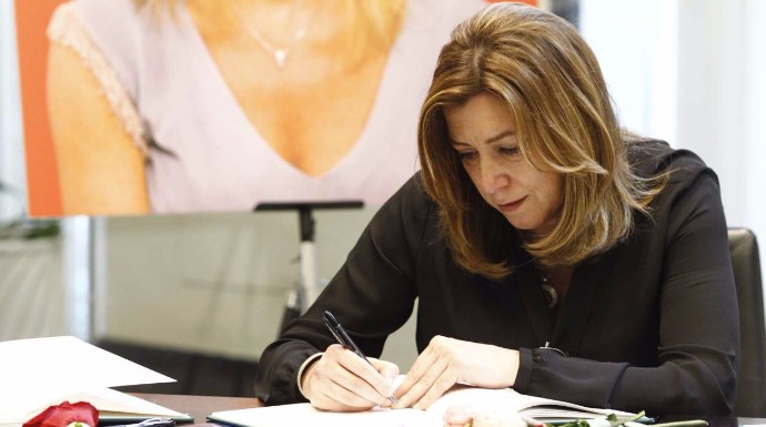 Susana Díaz firmando en el libro de condolencias de su amiga.