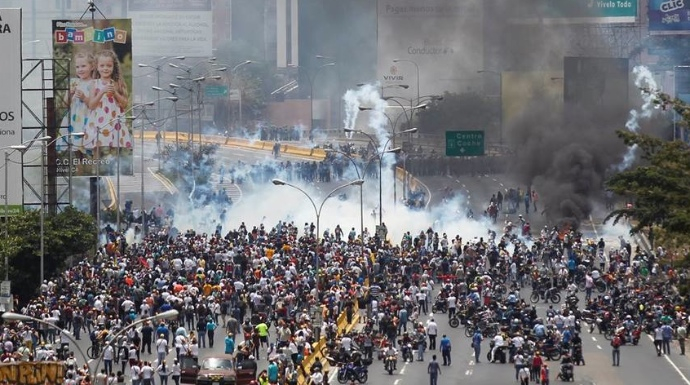 Imagen de la marcha opositora en Caracas que ha sido reprimida por la Policía. (Foto: El Universal).