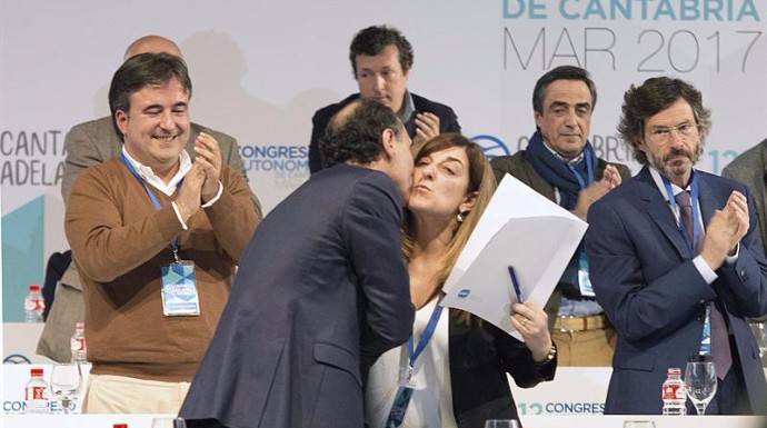 Ignacio Diego besa a su rival y actual presidenta del PP de Cantabria, María José Sáenz de Buruaga.