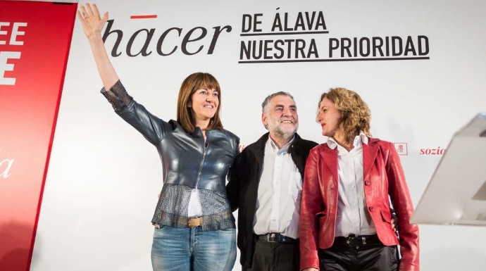 A la izquierda, la líder del PSE, Idoia Mendía. A su derecha, la secretaria general del partido en Alava, Cristina González.
