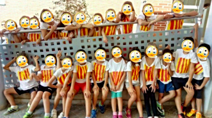 Imagen de los niños con la bandera catalana estampada en sus camisetas.