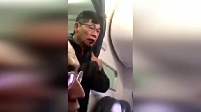 Un vídeo del brutal trato de United Airlines a un pasajero hiela la red y fulmina a la compañía
