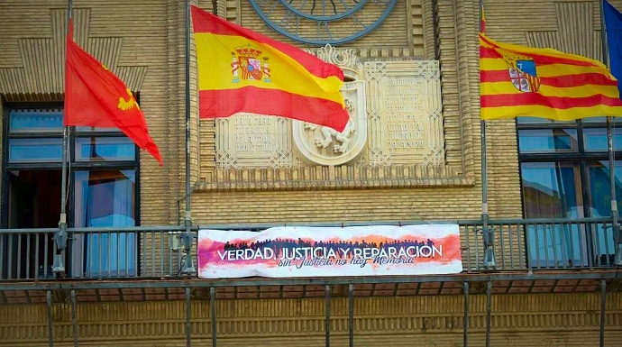 Imagen de la polémica pancarta colocada por el Ayuntamiento de Zaragoza.
