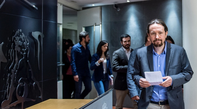 Pablo Iglesias, a su llegada a la sala de prensa del Congreso para anunciar la moción de censura contra Rajoy