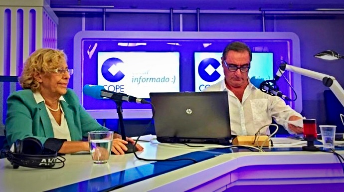 Manuela Carmena y Carlos Herrera, durante una entrevista en COPE.