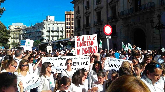 Manifestación multitudinaria en Valencia contra la política educativa del tripartito valenciano. FOTO: EP