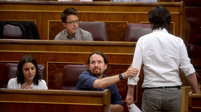 Iglesias saluda al diputado Rafa Mayoral tras defender una iniciativa parlamentaria sobre el Valle de los Caídos.