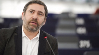 El eurodiputado Javier Couso (IU) se lía a gritos con la presentadora en una tele alemana