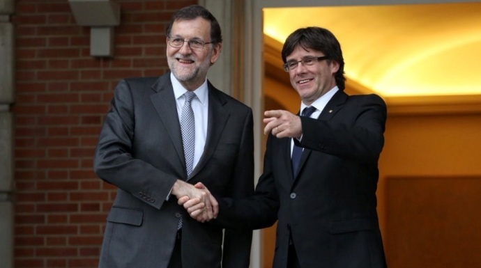 El presidente del Gobierno de España, Mariano Rajoy, con el de la Generalitat, Carles Puigdemont; en su encuentro en La Moncloa en abril de 2016 (EP)