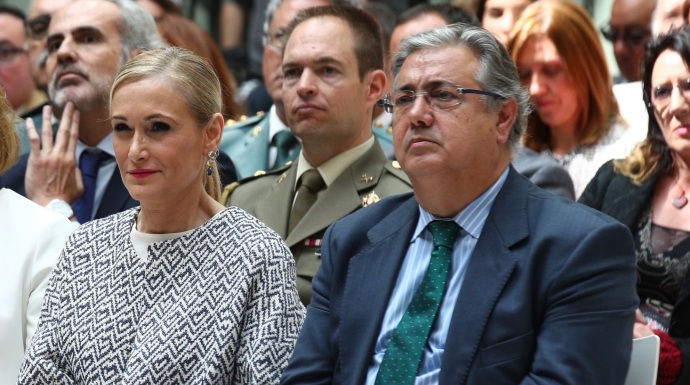 Cristina Cifuentes y el ministro del Interior, hace unos días, enla entrega de premios de la AVT