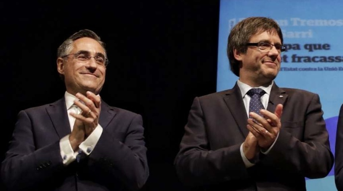 El presidente de la Generalitat, Carles Puidemont. A su izquierda el eurodiputado Ramón Tremosa.