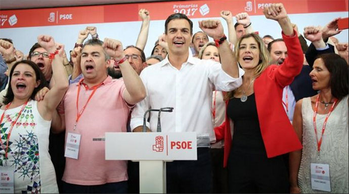 Pedro Sánchez, Begoña Gómez y el equipo de campaña cantando "La Internacional".