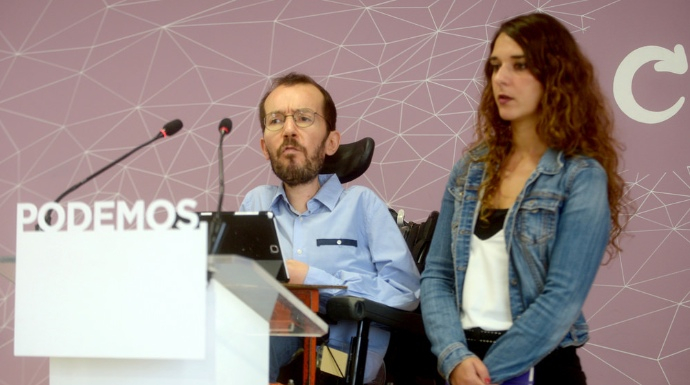 El secretario de Organización de Podemos, Pablo Echenique, junto a la portavoz adjunta Noelia Vera.