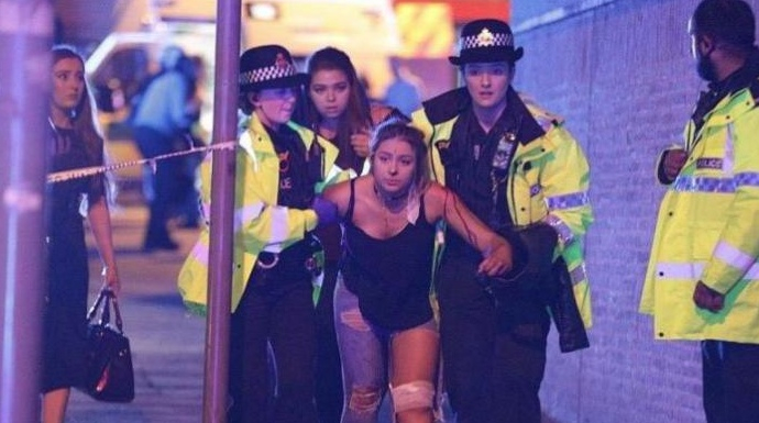 Momento de la evacuación de los primeros heridos del atentado de Manchester.