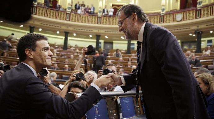 Rajoy saluda a Pedro Sánchez en un pleno de la pasada legislatura.