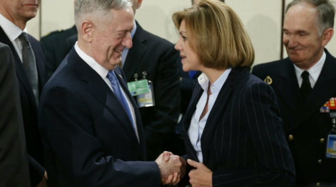 Cospedal, en una cumbre de la OTAN, junto a su homólogo de EEUU, James Mattis.