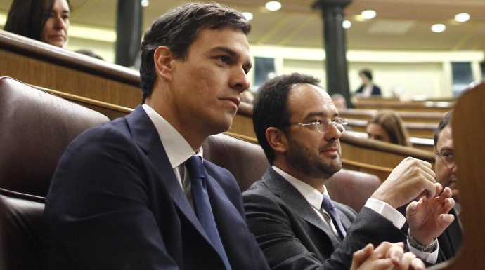 Antonio Hernando, en 2016, secundando a Pedro Sánchez en el Congreso (EP)