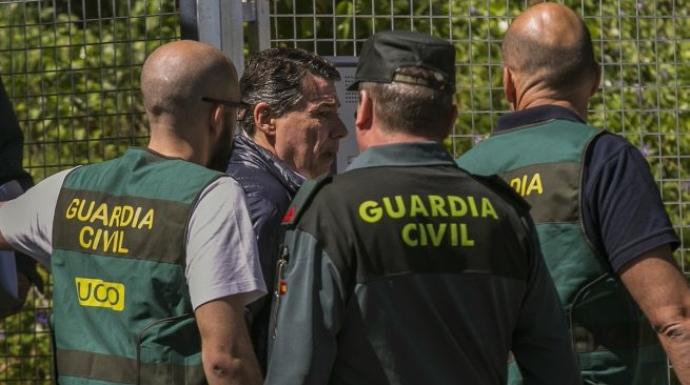 El expresidente madrileño, Ignacio González, rodeado de agentes de la UCO.