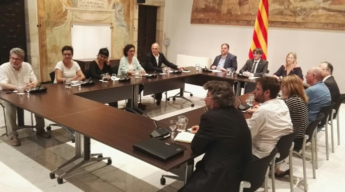 Puigdemont, presidiendo la reunión de los partidos a favor del referéndum independentista.