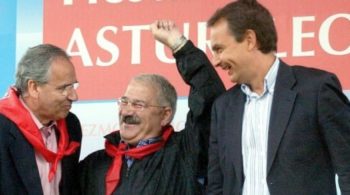 El histórico líder de UGT en Asturias, José Angel Fernández Villa, entre Alfonso Guerra y Zapatero.
