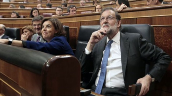 Rajoy y Sáenz de Santamaría observan el resultado de la votación final de los PGE.
