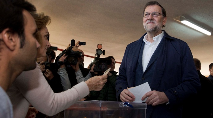 Rajoy, votando a pie de urna en las Elecciones del 20D