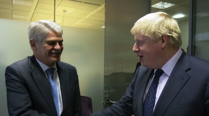 El ministro de Asuntos Exteriores, Alfonso Dastis, junto a su colega británico, Boris Johnson.