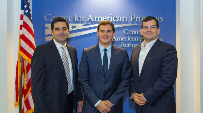 Albert Rivera en Washington, junto a Dan Restrepo y Ken Gude, excolaboradores de Obama.
