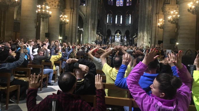 Turistas atrapados en la Catedral de Notre Dame, con las manos en alto.