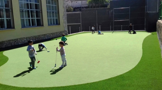 El 'green' construido por los propios niños en el patio de su colegio en Brea del Tajo