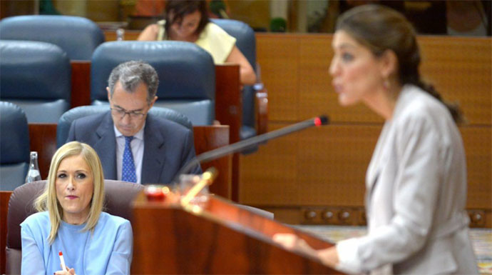 Cristina Cifuentes escucha a Lorena Ruiz-Huerta.