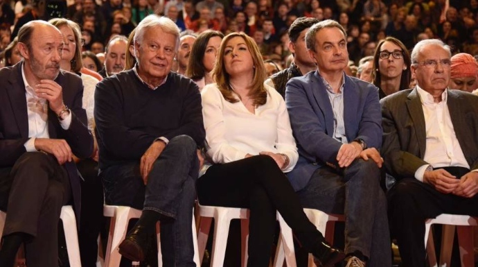 Susana Díaz, durante la presentación de su candidatura, junto a los tres exsecretarios generales del PSOE.
