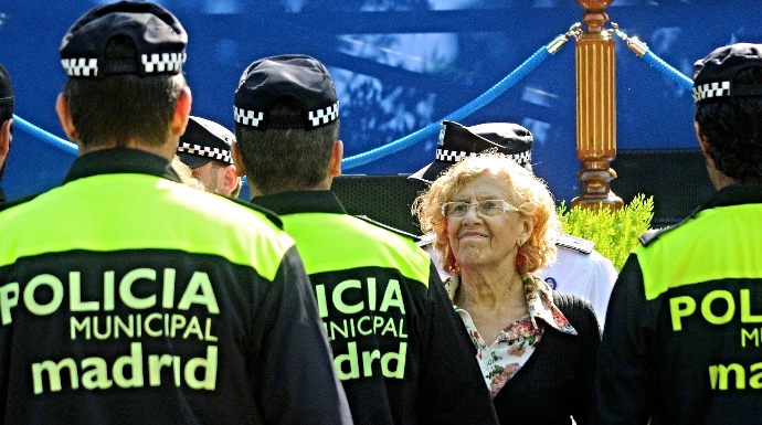 Manuela Carmena, en un acto con su Policía Municipal.