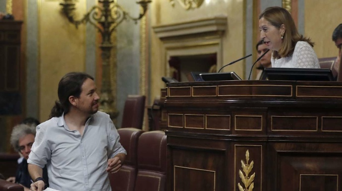 Pablo Iglesias conversa con la presidenta del Congreso, Ana Pastor.