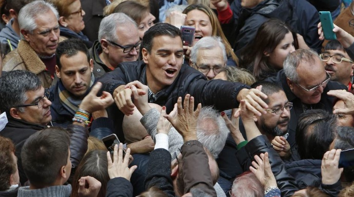 Pedro Sánchez, rodeado de militantes, en uno de los actos de la campaña de las primarias.