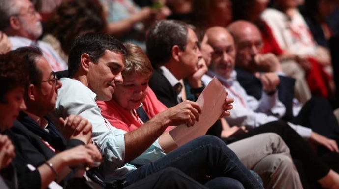 Sánchez, sonriente. A su lado, más serios, Zapatero, Rubalcaba y Almunia.