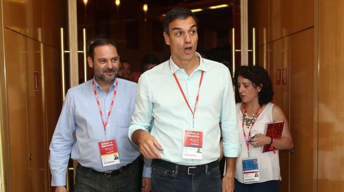 Pedro Sánchez, a sullegada al Congreso del PSOE, junto a su colaborador Ábalos