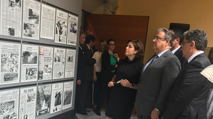 La vicepresidenta y el ministro del Interior, en la exposición-homenaje a las víctimas de Hipercor.