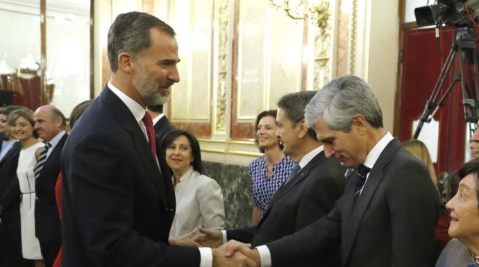 El Rey saluda a Adolfo Suárez Illana, este miércoles en el Congreso.