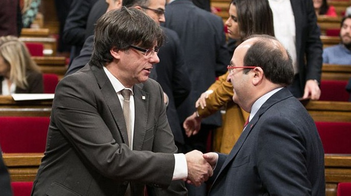 Puigdemont, saluda en el Parlament a Miquel Iceta.