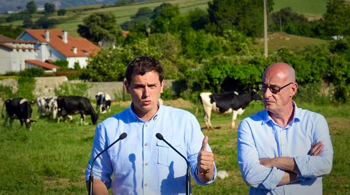 Albert Rivera y Felisuco, en un acto electoral en Cantabria.