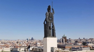 Las impresionantes esculturas que se esconden en los tejados de Madrid