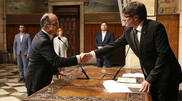 Carles Puigdemont da la bienvenida a Jordi Turull, nuevo consejero de Presidencia y portavoz.
