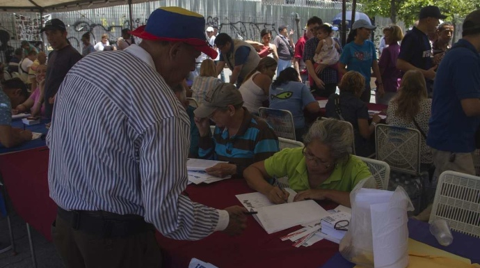 Una de las mesas del referéndum en Venezuela