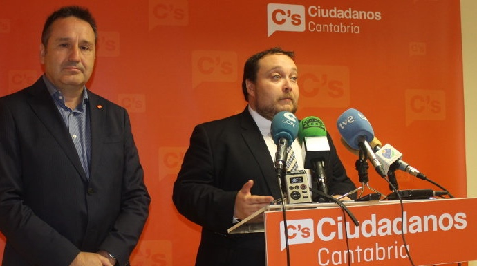  Juan Ramón Carrancio y Rubén Gómez, a su derecha. Los dos diputados de C&#39;s en Cantabria están en &#34;guerra civil&#34;.