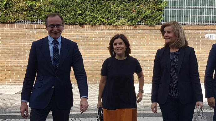 La vicepresidenta, este martes en Vitoria. Junto a ella Alfonso Alonso y la ministra Fátima Bañez.