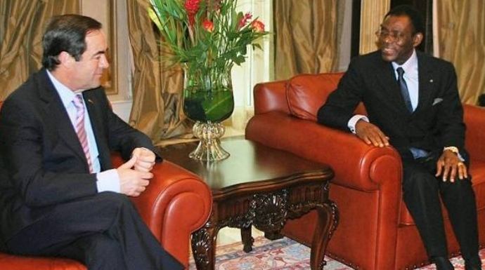 El exministro José Bono, con el presidente de Guinea Ecuatorial, Teodoro Obiang.